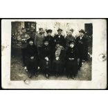 Magyar katonák őszirózsa sapkajelvénnyel, elegáns férfiak és nők, cigaretta, egyenruha, 1. világháború, 1910-es évek, monarchia, Eredeti fotó, papírkép.  