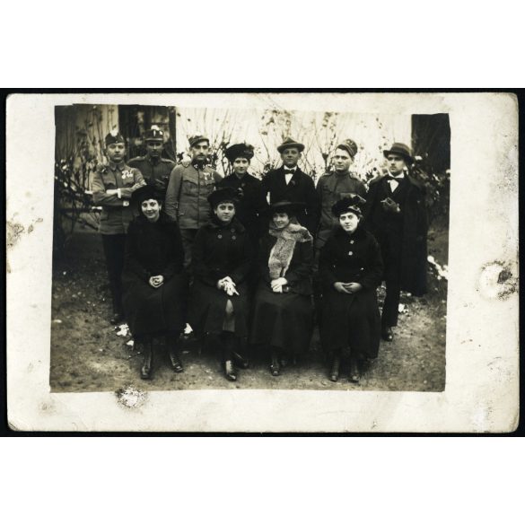 Magyar katonák őszirózsa sapkajelvénnyel, elegáns férfiak és nők, cigaretta, egyenruha, 1. világháború, 1910-es évek, monarchia, Eredeti fotó, papírkép.  