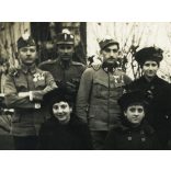 Magyar katonák őszirózsa sapkajelvénnyel, elegáns férfiak és nők, cigaretta, egyenruha, 1. világháború, 1910-es évek, monarchia, Eredeti fotó, papírkép.  