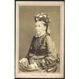 Klösz György műterme, Budapest, elegáns nemes nő különös kalapban,  monarchia, 1870-es évek, Eredeti CDV, vizitkártya fotó.  