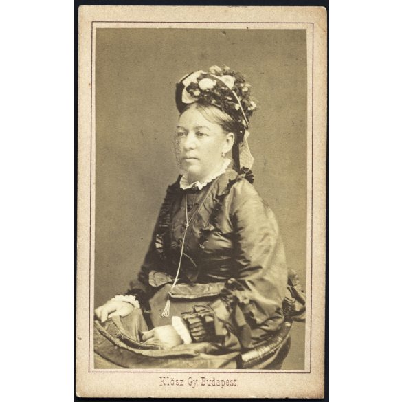 Klösz György műterme, Budapest, elegáns nemes nő különös kalapban,  monarchia, 1870-es évek, Eredeti CDV, vizitkártya fotó.  