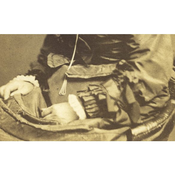 Klösz György műterme, Budapest, elegáns nemes nő különös kalapban,  monarchia, 1870-es évek, Eredeti CDV, vizitkártya fotó.  