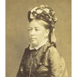 Klösz György műterme, Budapest, elegáns nemes nő különös kalapban,  monarchia, 1870-es évek, Eredeti CDV, vizitkártya fotó.  