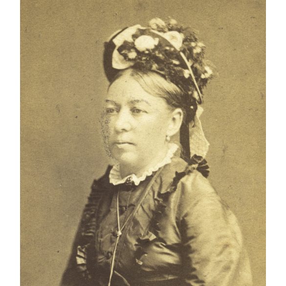 Klösz György műterme, Budapest, elegáns nemes nő különös kalapban,  monarchia, 1870-es évek, Eredeti CDV, vizitkártya fotó.  