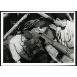 Nagyobb méret, katonák repeszbombákat raknak egy olasz repülőgépre, Olaszország, egyenruha, 2. világháború, aviatika, 1940-as évek, Horthy-korszak, Eredeti sajtófotó (LUCE), hátulján feliratozott, pecséttel (Magyar Szárnyak újság) jelzett papírkép.  