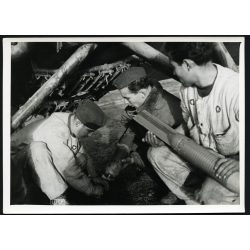   Nagyobb méret, katonák repeszbombákat raknak egy olasz repülőgépre, Olaszország, egyenruha, 2. világháború, aviatika, 1940-as évek, Horthy-korszak, Eredeti sajtófotó (LUCE), hátulján feliratozott, pecséttel (Magyar Szárnyak újság) jelzett papírkép.  