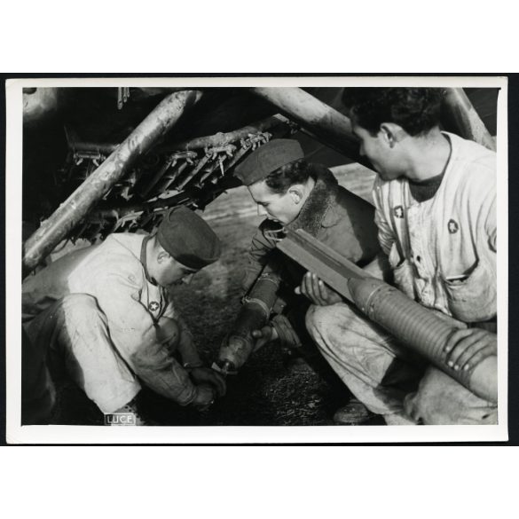 Nagyobb méret, katonák repeszbombákat raknak egy olasz repülőgépre, Olaszország, egyenruha, 2. világháború, aviatika, 1940-as évek, Horthy-korszak, Eredeti sajtófotó (LUCE), hátulján feliratozott, pecséttel (Magyar Szárnyak újság) jelzett papírkép.  