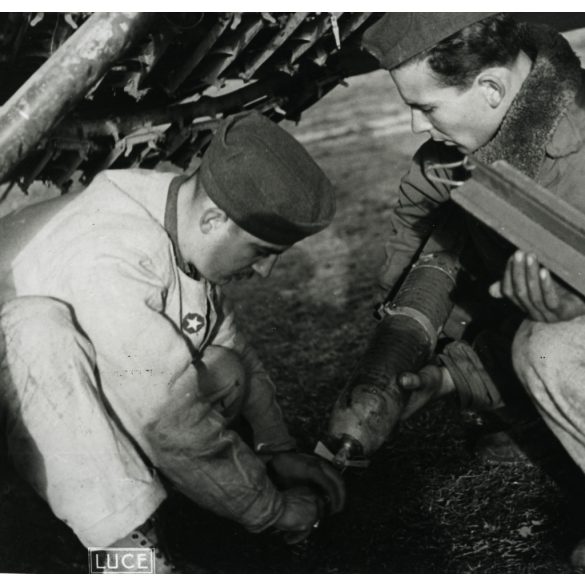 Nagyobb méret, katonák repeszbombákat raknak egy olasz repülőgépre, Olaszország, egyenruha, 2. világháború, aviatika, 1940-as évek, Horthy-korszak, Eredeti sajtófotó (LUCE), hátulján feliratozott, pecséttel (Magyar Szárnyak újság) jelzett papírkép.  