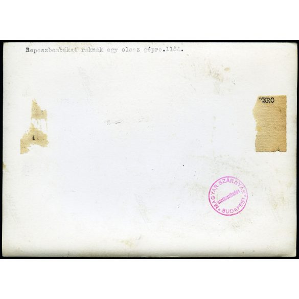 Nagyobb méret, katonák repeszbombákat raknak egy olasz repülőgépre, Olaszország, egyenruha, 2. világháború, aviatika, 1940-as évek, Horthy-korszak, Eredeti sajtófotó (LUCE), hátulján feliratozott, pecséttel (Magyar Szárnyak újság) jelzett papírkép.  