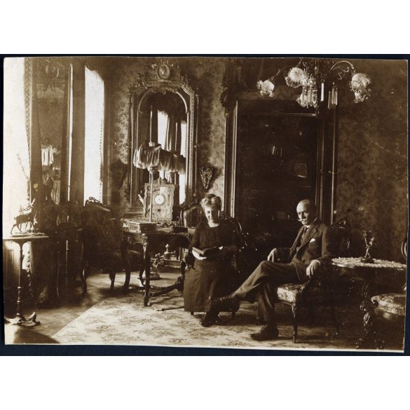 Kun Bertalan és felesége csáthi Szabó Margit, Miskolc, polgári lakásbelső,  1900-as évek, monarchia, helytörténet, Eredeti fotó, hátulján feliratozott papírkép.   méret megközelítőleg (centiméterben): 8 x 11 Használt! Eredeti nagyítás! Nem reprint, n