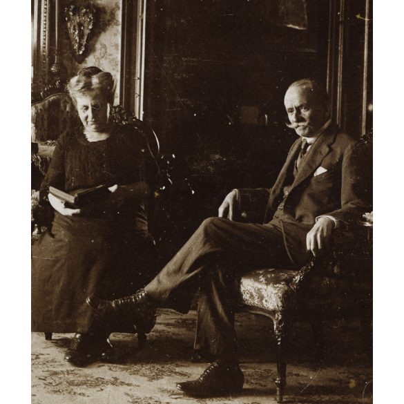 Kun Bertalan és felesége csáthi Szabó Margit, Miskolc, polgári lakásbelső,  1900-as évek, monarchia, helytörténet, Eredeti fotó, hátulján feliratozott papírkép.   méret megközelítőleg (centiméterben): 8 x 11 Használt! Eredeti nagyítás! Nem reprint, n