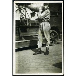   Repülő-műszaki katona szerelő kezeslábasban, Magyarország, légi bomba, katona, egyenruha, 2. világháború, Horthy-korszak, 1940-es évek, Eredeti fotó, papírkép. 