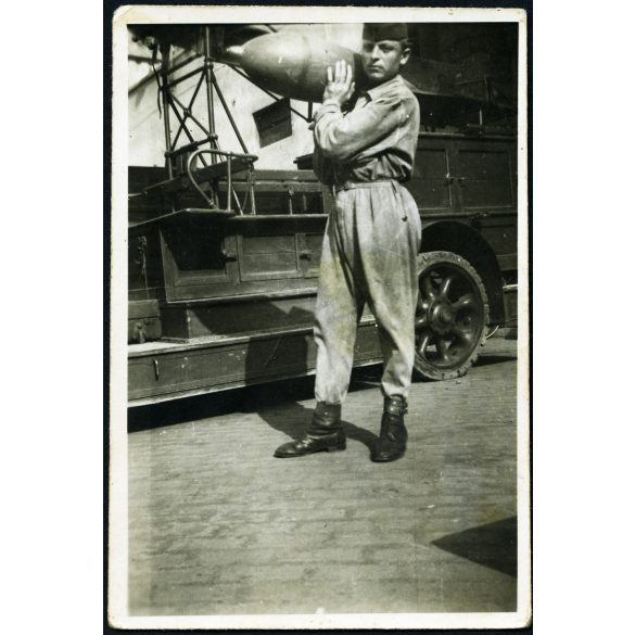 Repülő-műszaki katona szerelő kezeslábasban, Magyarország, légi bomba, katona, egyenruha, 2. világháború, Horthy-korszak, 1940-es évek, Eredeti fotó, papírkép. 