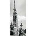 Nagyobb méret, Vadas Ernő fotóművész jelzett fotója, Budapest, Mátyás templom, Szentháromság szobor, 1. kerület, budai Vár, helytörténet, Horthy-korszak 1930-as évek, Eredeti fotó, hátulján feliratozott pecséttel jelzett papírkép. 
