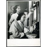 Nagyobb méret, Szőllősy Kálmán fotóművész jelzett fotója, Budapest, Egyetemi Klinika, „Orvosi laboratóriumban”, orvos, ápolónő, zsáner,  Horthy-korszak 1930-as évek, Eredeti fotó, hátulján feliratozott pecséttel jelzett papírkép.   