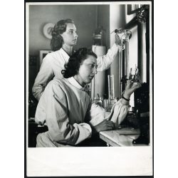  Nagyobb méret, Szőllősy Kálmán fotóművész jelzett fotója, Budapest, Egyetemi Klinika, „Orvosi laboratóriumban”, orvos, ápolónő, zsáner,  Horthy-korszak 1930-as évek, Eredeti fotó, hátulján feliratozott pecséttel jelzett papírkép.   