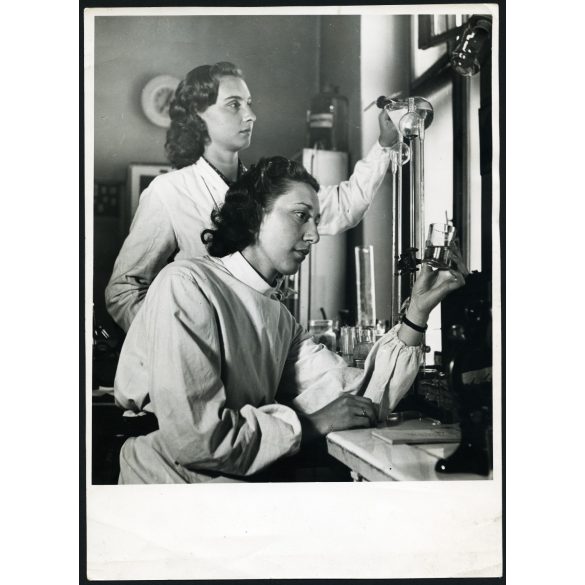 Nagyobb méret, Szőllősy Kálmán fotóművész jelzett fotója, Budapest, Egyetemi Klinika, „Orvosi laboratóriumban”, orvos, ápolónő, zsáner,  Horthy-korszak 1930-as évek, Eredeti fotó, hátulján feliratozott pecséttel jelzett papírkép.   