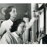 Nagyobb méret, Szőllősy Kálmán fotóművész jelzett fotója, Budapest, Egyetemi Klinika, „Orvosi laboratóriumban”, orvos, ápolónő, zsáner,  Horthy-korszak 1930-as évek, Eredeti fotó, hátulján feliratozott pecséttel jelzett papírkép.   