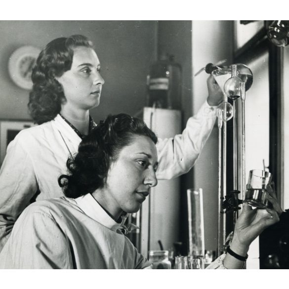 Nagyobb méret, Szőllősy Kálmán fotóművész jelzett fotója, Budapest, Egyetemi Klinika, „Orvosi laboratóriumban”, orvos, ápolónő, zsáner,  Horthy-korszak 1930-as évek, Eredeti fotó, hátulján feliratozott pecséttel jelzett papírkép.   