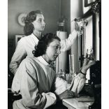 Nagyobb méret, Szőllősy Kálmán fotóművész jelzett fotója, Budapest, Egyetemi Klinika, „Orvosi laboratóriumban”, orvos, ápolónő, zsáner,  Horthy-korszak 1930-as évek, Eredeti fotó, hátulján feliratozott pecséttel jelzett papírkép.   