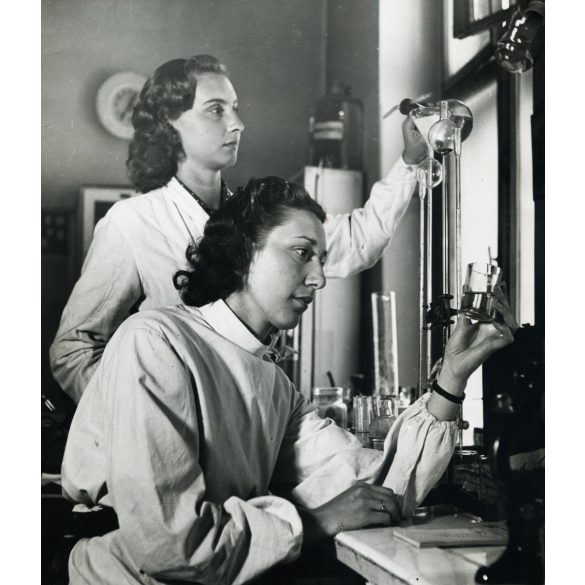 Nagyobb méret, Szőllősy Kálmán fotóművész jelzett fotója, Budapest, Egyetemi Klinika, „Orvosi laboratóriumban”, orvos, ápolónő, zsáner,  Horthy-korszak 1930-as évek, Eredeti fotó, hátulján feliratozott pecséttel jelzett papírkép.   