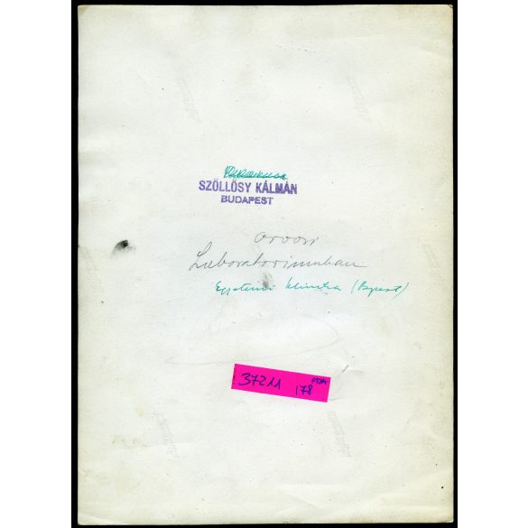 Nagyobb méret, Szőllősy Kálmán fotóművész jelzett fotója, Budapest, Egyetemi Klinika, „Orvosi laboratóriumban”, orvos, ápolónő, zsáner,  Horthy-korszak 1930-as évek, Eredeti fotó, hátulján feliratozott pecséttel jelzett papírkép.   
