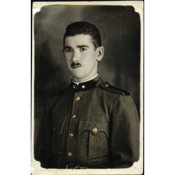 Magyar katona egyenruhában, portré, bajusz, kézzel színezett, 1930-as évek, Horthy-korszak, Eredeti kézzel színezett fotó, hátulján feliratozott papírkép.   