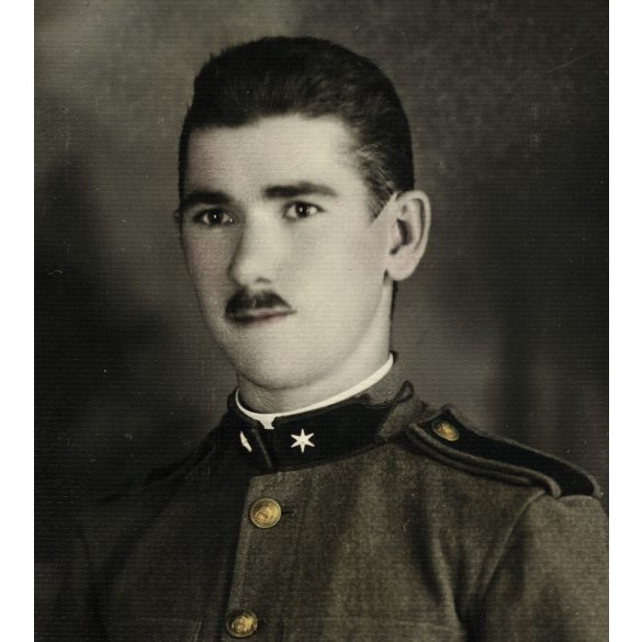 Magyar katona egyenruhában, portré, bajusz, kézzel színezett, 1930-as évek, Horthy-korszak, Eredeti kézzel színezett fotó, hátulján feliratozott papírkép.   