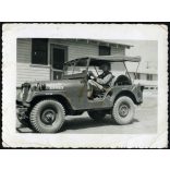 Magyar származású katona JEEP Willys M38A1 terepjáróban, autó, jármű, közlekedés, USA, Amerikai Egyesült Államok, emigráció, katona, egyenruha, 1950-es évek, Eredeti fotó, hátulján feliratozott papírkép.  