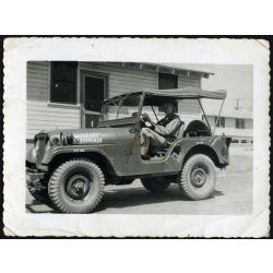   Magyar származású katona JEEP Willys M38A1 terepjáróban, autó, jármű, közlekedés, USA, Amerikai Egyesült Államok, emigráció, katona, egyenruha, 1950-es évek, Eredeti fotó, hátulján feliratozott papírkép.  