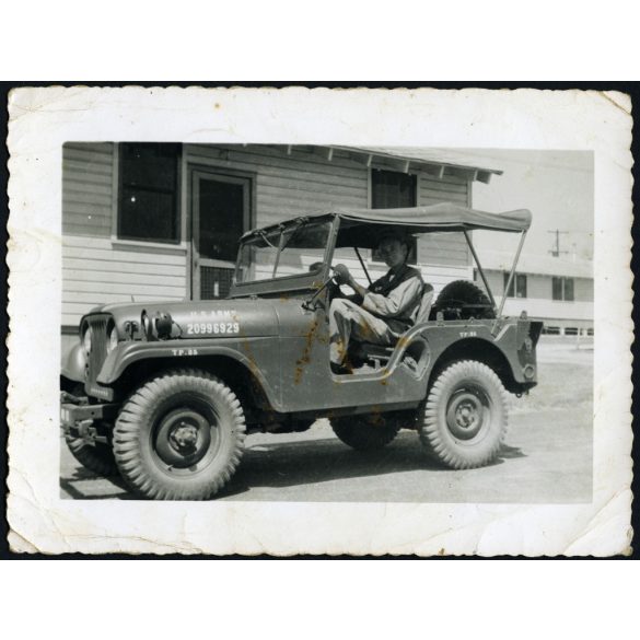 Magyar származású katona JEEP Willys M38A1 terepjáróban, autó, jármű, közlekedés, USA, Amerikai Egyesült Államok, emigráció, katona, egyenruha, 1950-es évek, Eredeti fotó, hátulján feliratozott papírkép.  