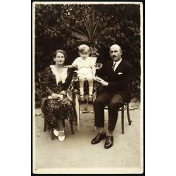   Elegáns család az udvaron, Nemesdéd, Somogy megye,  helytörténet, Horthy-korszak, 1934, 1930-as évek, készítette Nagy Mihályné fényképészete Nagybajom, Eredeti pecséttel jelzett fotó, hátulján feliratozott papírkép. 