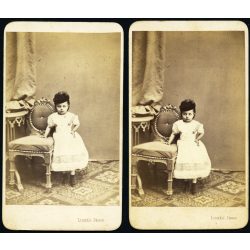   2 egyforma fotó, Licskó műterem, Pest (Budapest), elegáns úri gyerek portréja, monarchia, 1860-as évek, Eredeti CDV, korai vizitkártya fotó gyönyörű hátlappal.   