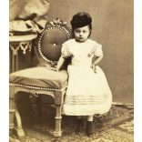 2 egyforma fotó, Licskó műterem, Pest (Budapest), elegáns úri gyerek portréja, monarchia, 1860-as évek, Eredeti CDV, korai vizitkártya fotó gyönyörű hátlappal.   