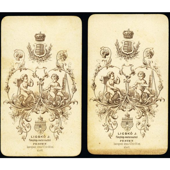 2 egyforma fotó, Licskó műterem, Pest (Budapest), elegáns úri gyerek portréja, monarchia, 1860-as évek, Eredeti CDV, korai vizitkártya fotó gyönyörű hátlappal.   