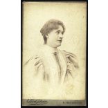 Oldal István műterme, Nagybecskerek, Vajdaság, elegáns nő portréja, Torontáli Helyiérdekű Vasutak szárazbélyegzővel, közlekedés, monarchia, 1900-as évek, Eredeti CDV, vizitkártya fotó, hátulja sérült, vasúti igazolvány. 