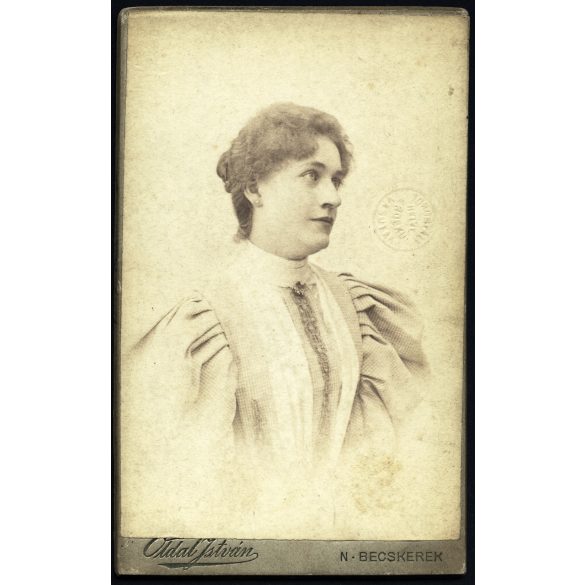 Oldal István műterme, Nagybecskerek, Vajdaság, elegáns nő portréja, Torontáli Helyiérdekű Vasutak szárazbélyegzővel, közlekedés, monarchia, 1900-as évek, Eredeti CDV, vizitkártya fotó, hátulja sérült, vasúti igazolvány. 