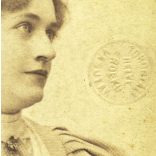 Oldal István műterme, Nagybecskerek, Vajdaság, elegáns nő portréja, Torontáli Helyiérdekű Vasutak szárazbélyegzővel, közlekedés, monarchia, 1900-as évek, Eredeti CDV, vizitkártya fotó, hátulja sérült, vasúti igazolvány. 