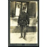 Singer Kir. Montenegrói (???) fényképész, Újvidék, Vajdaság, magyar katona bajonettel, egyenruha, 1. világháború, helytörténet, monarchia, 1910-es évek, Eredeti kabinetfotó érdekes felirattal. 