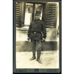   Singer Kir. Montenegrói (???) fényképész, Újvidék, Vajdaság, magyar katona bajonettel, egyenruha, 1. világháború, helytörténet, monarchia, 1910-es évek, Eredeti kabinetfotó érdekes felirattal. 