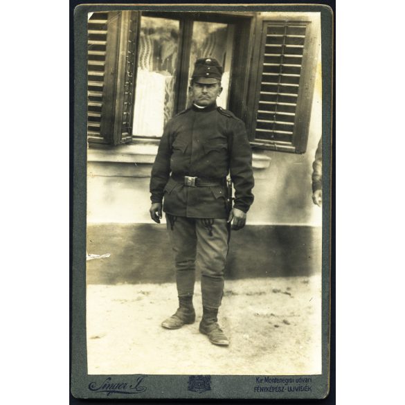 Singer Kir. Montenegrói (???) fényképész, Újvidék, Vajdaság, magyar katona bajonettel, egyenruha, 1. világháború, helytörténet, monarchia, 1910-es évek, Eredeti kabinetfotó érdekes felirattal. 