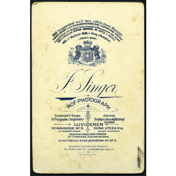Singer Kir. Montenegrói (???) fényképész, Újvidék, Vajdaság, magyar katona bajonettel, egyenruha, 1. világháború, helytörténet, monarchia, 1910-es évek, Eredeti kabinetfotó érdekes felirattal. 