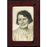 Fényképes vasúti igazolvány Dr. Weiner Henrik főtanácsos neje részére, Budapest, Magyar Királyi Államvasutak mélynyomó pecsét,  vasút, közlekedés, 1930-as évek, Horthy-korszak, Eredeti fotós igazolvány, szárazbélyegzővel jelzett igazolvány eredeti to