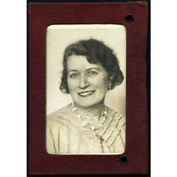 Fényképes vasúti igazolvány Dr. Weiner Henrik főtanácsos neje részére, Budapest, Magyar Királyi Államvasutak mélynyomó pecsét,  vasút, közlekedés, 1930-as évek, Horthy-korszak, Eredeti fotós igazolvány, szárazbélyegzővel jelzett igazolvány eredeti to