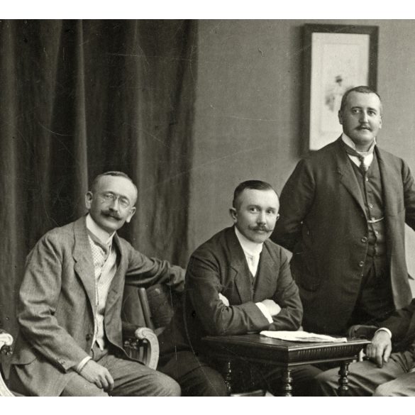 Brenner Testvérek műterme, Szeged, elegáns férfiak az asztal körül, 1910-es évek, monarchia, Eredeti fotó, papírkép.  