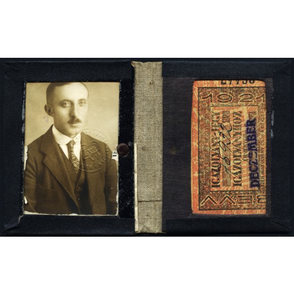 BEVV arcképes igazolvány, Budapest, 1920-as évek, elegáns bajuszos férfi, Budapesti egyesült villamos vasutak, közlekedés, Horthy-korszak, Eredeti fotós igazolvány, bérlet eredeti tokjában, mélynyomó szárazbélyegzővel jelzett.  