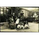 Családi kép egy udvaron, Orsova, Erdély, Szákulba küldve,  monarchia, 1916, 1910-es évek, Eredeti fotó, hátulján feliratozott papírkép, fotó-képeslap.   