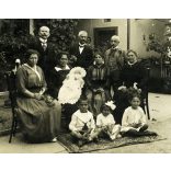 Családi kép egy udvaron, Orsova, Erdély, Szákulba küldve,  monarchia, 1916, 1910-es évek, Eredeti fotó, hátulján feliratozott papírkép, fotó-képeslap.   