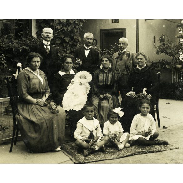 Családi kép egy udvaron, Orsova, Erdély, Szákulba küldve,  monarchia, 1916, 1910-es évek, Eredeti fotó, hátulján feliratozott papírkép, fotó-képeslap.   