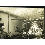 Családi kép egy udvaron, Orsova, Erdély, Szákulba küldve,  monarchia, 1916, 1910-es évek, Eredeti fotó, hátulján feliratozott papírkép, fotó-képeslap.   